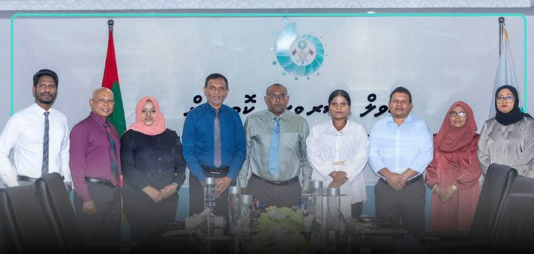 ހުޅުދޫ ކައުންސިލް މެންބަރުންނާއި ސިވިލް ސަރވިސް ކޮމިޝަނުގެ އިސްވެރިން. ފޮޓޯ: އައްޑޫ ހުޅުދޫ ކައުންސިލް